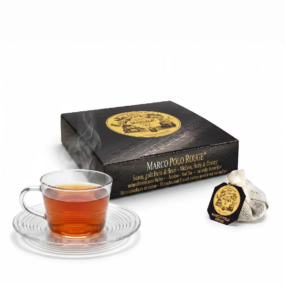Tasse en verre de Marco Polo Rouge infusé devant son étui noir de 30 mousselines