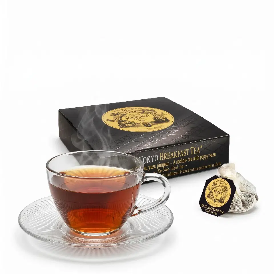 Tasse de Tokyo Breakfast Tea fumante devant son étui de mousselines Mariage Frères