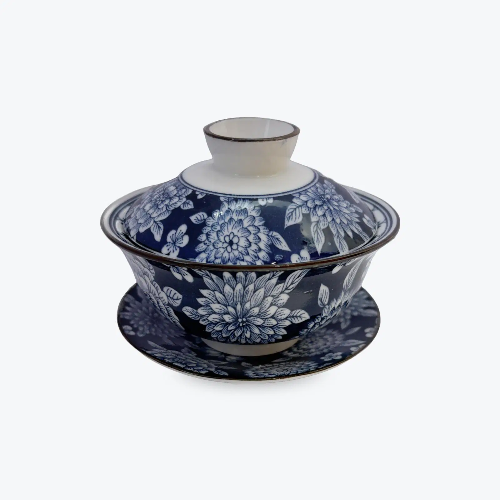 Gaiwan Ahri en porcelaine à fleurs bleues sur sa soucoupe, couvercle posé