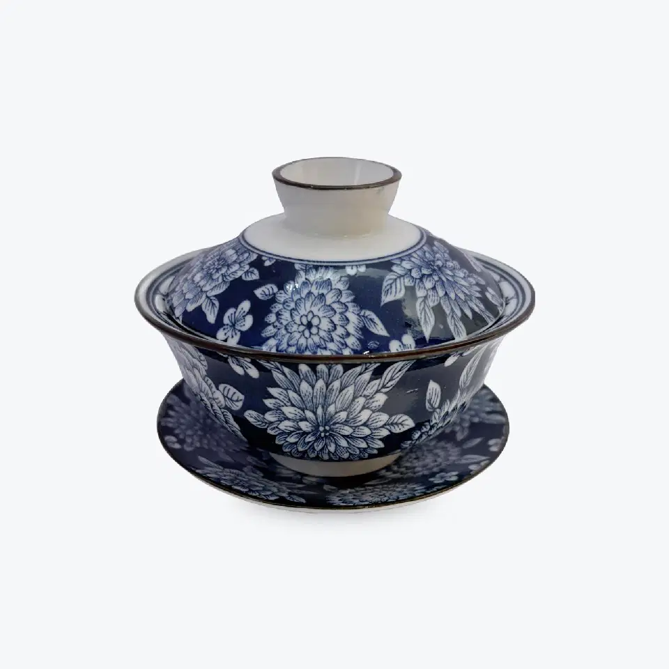 Gaiwan en porcelaine blanche à décor floral bleu, avec son couvercle et sa soucoupe
